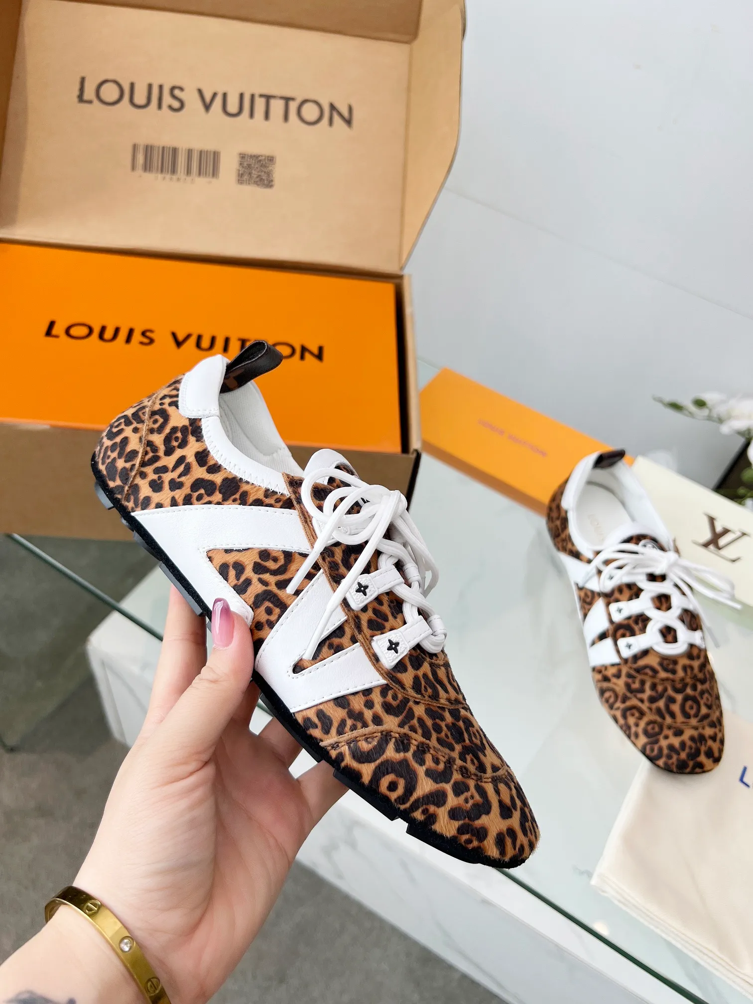 👟👟Ex-factory price 600👟👟 LV Sneakerina ballet-style sneakers are made of soft sheepskin and suede cow leather trimmings, and Monogram canvas is used to write the LV letters on the side, combining the light structure of ballet shoes with the comfortable texture of sneakers. Sacchetto craftsmanship and an injection-molded outsole complete the package, allowing for flexibility in a variety of looks. Code number: 35~41, colors are being updated...